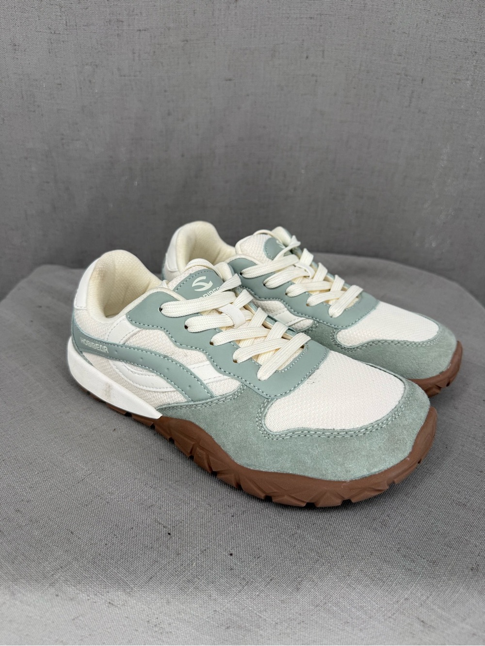 HOBIBEAR Minimalist Retro Fashion Sneakers in a beige and green colorway Sz 7